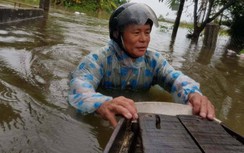 Mưa lớn liên tục, Đà Nẵng nhiều nơi ngập sâu, dân sơ tán bằng thuyền