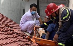 Cảnh sát giải cứu công nhân bị gãy xương đùi kẹt trên mái nhà