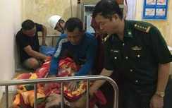 Trắng đêm tìm kiếm 5 thuyền viên rơi xuống biển ở Quảng Trị