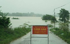 Mưa lũ miền Trung: Đường vùng rốn lũ ngập sâu 3-4m, giao thông tê liệt