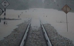 Lũ miền Trung: Nước dâng cao ngập lại đường tàu, khẩn trương di dời dân