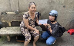 Báo Giao thông trao tiền cho người phụ nữ ung thư nuôi mẹ già, em bại liệt