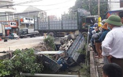 Nghệ An: Xe tải lật ngửa dưới mương, tài xế tử vong sau va chạm mạnh