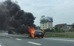 Một "xế hộp" hạng sang đang cháy dữ dội trên cao tốc Hà Nội - Thái Nguyên