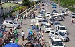 Hà Nội: Vì đâu taxi vẫn “hỗn loạn” trước cổng bệnh viện?