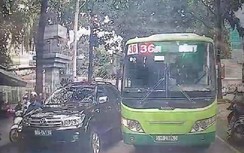 Bức xúc với clip xe buýt ngạo nghễ lấn làn giữa trung tâm TP.HCM