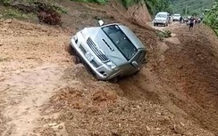 Cận cảnh Toyota Hilux bị đất lở chôn vùi trong mưa lũ ở Sơn La