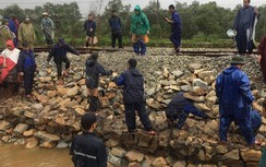 Tạm thông tàu đường sắt qua Quảng Trị bị lũ xói trơ ray