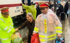Cảnh sát giao thông tham gia khắc phục sự cố đường sắt do mưa lũ miền Trung