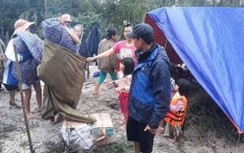 Quảng Bình: Nhà ngập, người dân ra nghĩa địa, lên đồi cát dựng lều