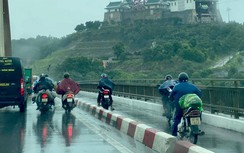 "Bức tường chắn" giúp người đi xe máy qua cầu ngày mưa gió