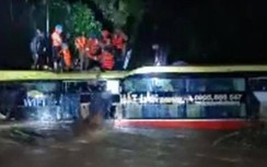 Giải cứu 18 người trên xe khách bị lũ cuốn trôi hơn 100m ở Quảng Bình