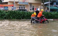 TP HCM: Triều cường biến đường thành sông, người dân khốn khổ lưu thông