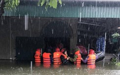 Chùm ảnh: Cảnh sát dầm nước ngang ngực sơ tán dân vùng lũ