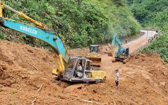 Công nhân sửa đường: "Chậm một phút, chúng tôi dễ bị vùi lấp"