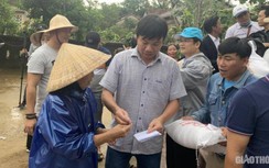 Cùng Báo Giao thông cứu trợ miền Trung: Chuyến xe đầu tiên đến Huế