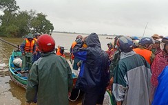 Ngư dân Quảng Bình "cõng" thuyền từ biển vượt đồi cát cứu trợ vùng lũ