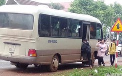 Xe khách không phép ngang nhiên đưa đón học sinh ở Đắk Lắk
