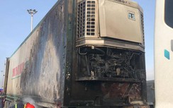 Xe đầu kéo bốc cháy dữ dội ngay gần trạm thu phí cầu Đồng Nai