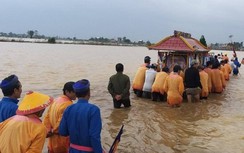 Video: Xúc động cảnh người dân Huế vượt lũ đưa tang