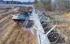 Video: Xe bọc thép Nga mất kiểm soát, đâm sập tường rào của sân bay