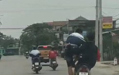 Nghệ An: Hai thanh niên "đầu trần" lạng lách, đổi lái trên tỉnh lộ 535