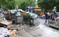 Cận cảnh đường phố Hà Nội "ngập" rác thải sau 2 ngày bãi Nam Sơn bị chặn