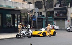 Siêu xe mui trần McLaren 720S Spider màu vàng bị tạm giữ nghi biển số giả
