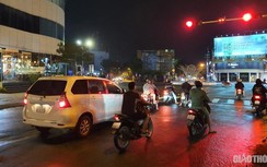 Bão số 9: Bất chấp lệnh cấm, đường phố Đà Nẵng vẫn đông đúc sau 20h