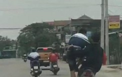 Nghệ An: Triệu tập 2 nam sinh “đầu trần” làm xiếc trên tỉnh lộ 535