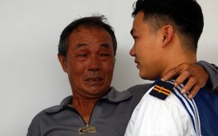 Nghẹn ngào cảnh ngư dân Bình Định bị nạn gặp con trai là hải quân
