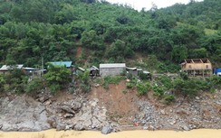 Quảng Trị: Bờ sông Đakrông sạt lở nghiêm trọng, nhà dân kề miệng “hà bá”