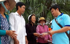 Cùng Báo Giao thông về miền Trung: Bà con vùng lũ xúc động nhận quà cứu trợ