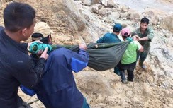 Vượt 20km đồi núi sạt lở khiêng người phụ nữ ở Quảng Nam đi cấp cứu