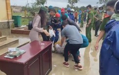 Video: Người phụ nữ ngất xỉu khi chờ nhận tiền cứu trợ của Thuỷ Tiên
