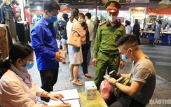 Hà Nội: Nhiều người bị phạt vì không đeo khẩu trang ở phố đi bộ Hồ Gươm