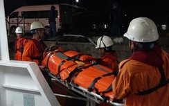 Vượt sóng cứu thuyền viên bị tai biến trên vùng biển Quảng Ngãi