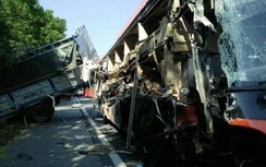 5 người nhập viện cấp cứu sau tai nạn xe khách với xe tải trên cao tốc