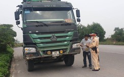 Hà Nội: Tài xế xe quá tải cố thủ, gọi "cứu viện" khi bị CSGT dừng xe