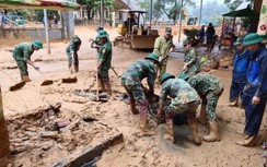 Dồn lực khắc phục đường sá, trường học bị bùn đất vùi sâu 1,2m