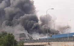 Cháy dữ dội trong khu công nghiệp Hiệp Phước ở TP.HCM