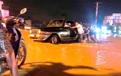Bình Định: Lũ đột ngột đổ về trong đêm, đê nứt lớn, giao thông chia cắt
