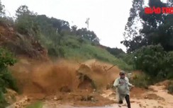 Video: Cận cảnh sạt lở đất ở Quảng Nam vùi lấp người đi đường