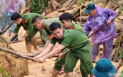 Cận cảnh hiện trường tìm kiếm người đi đường bị vùi lấp ở Quảng Nam