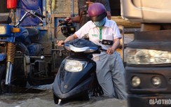 Người Sài Gòn vội về nhà giữa triều cường, nhiều người phải dắt xe máy