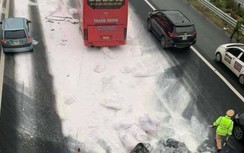 Bao tải bột đá rơi trắng cao tốc Pháp Vân - Cầu Giẽ, hai xe khách gặp nạn