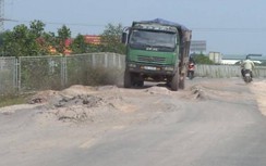 Cận cảnh xe tải nặng "băm nát" đường gom cao tốc Bắc Giang - Lạng Sơn