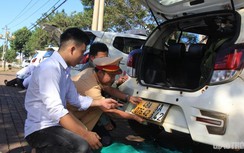 Cận cảnh quá trình tìm xe biển trắng, đổi biển vàng của CSGT Đắk Nông