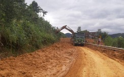 Căng sức phá giải "ma trận bùn non" sạt lở cắt đường Trường Sơn Đông
