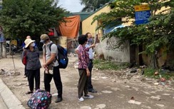 Hà Nội: Biển báo điểm dừng xe buýt “đánh đố” hành khách